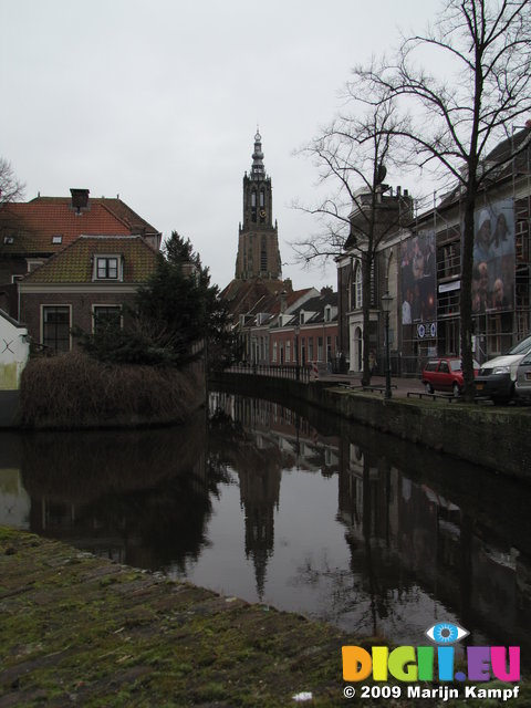 SX02876 Onze-Lieve-Vrouwenkerk reflected in canal